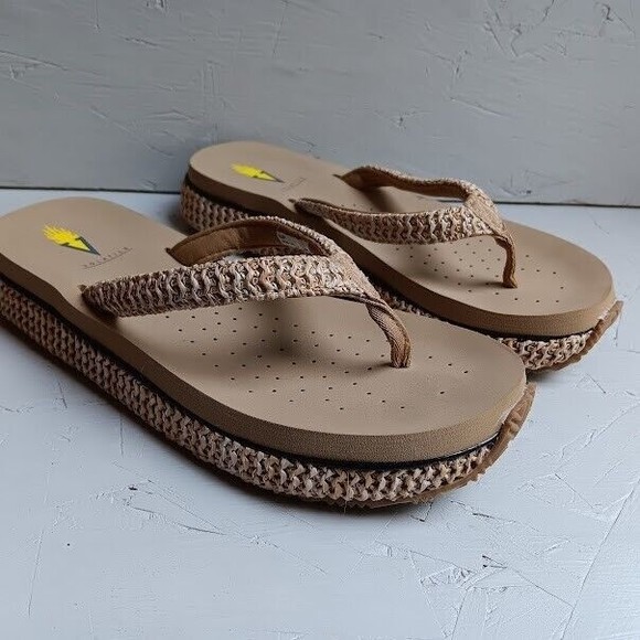 Volatile Shoes - Volatile Women's tan slide on thong flip flops size 8 FLAW